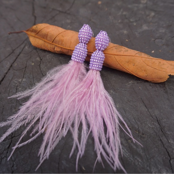 Statement earrings from Colombia made with the Miyuki technique and feathers. - Picture 3 of 3